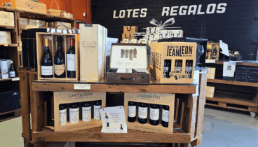 Un detalle único_ vinos, embutidos y conservas de calidad en una presentación elegante