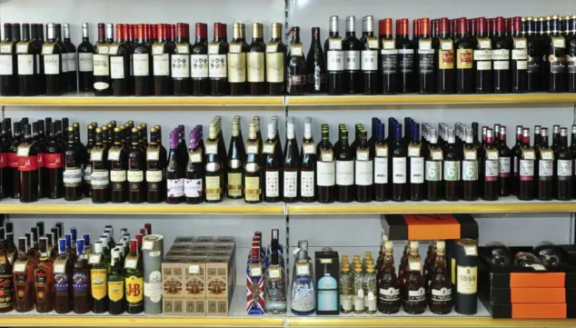 Sorprende estas fiestas con lotes y cestas de Navidad cargadas de productos gourmet 8 Imagen: Una selección de vinos exquisitos y cavas premium en Lotes Canela