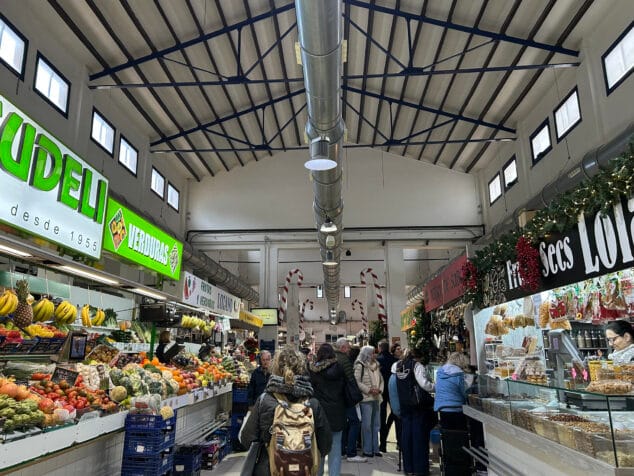 ¿Cuánto gastarán las familias de Dénia en las comidas de Navidad? 1 Imagen: Vecinos comprando en el Mercado de Dénia