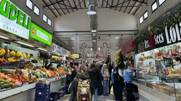 vecinos comprando en el mercado de denia dest