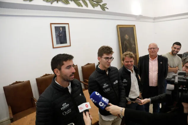 El Ayuntamiento de Dénia recibe al navegante Álex Pella y su tripulación tras su último logro 4 Imagen: Alejandro Cantero cuenta su experiencia en el viaje