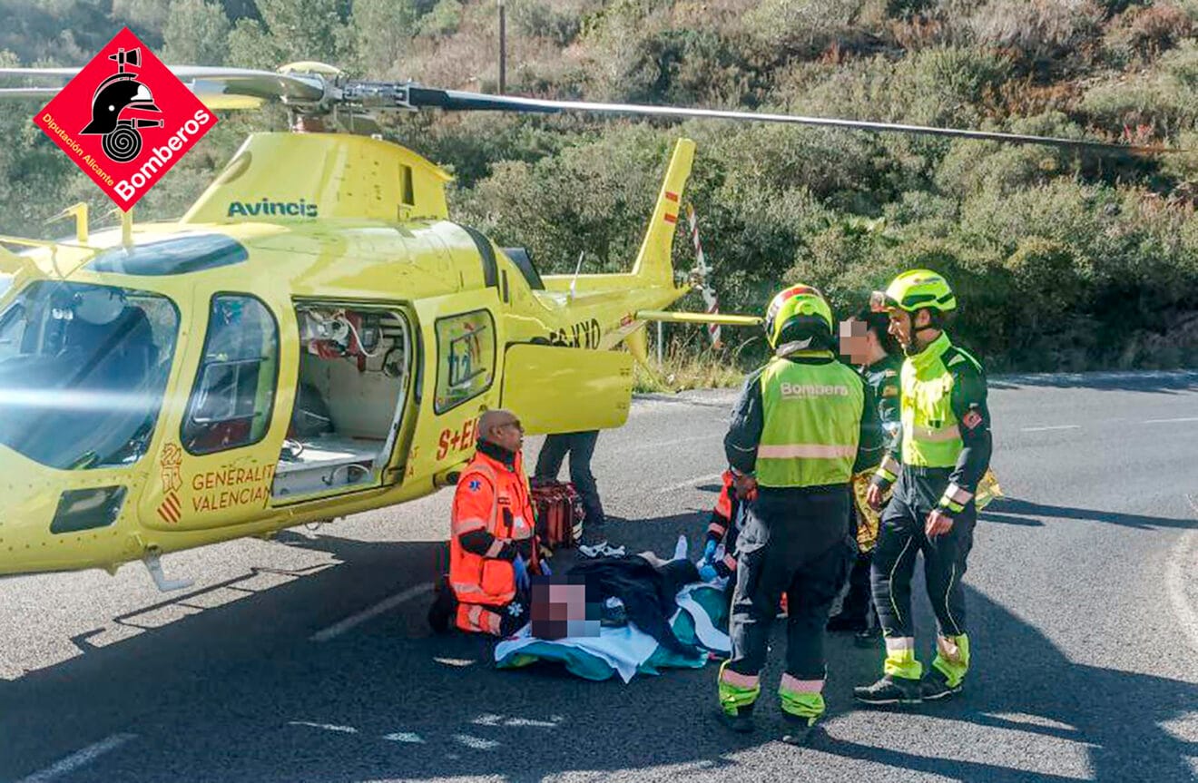Bomberos atendiendo al ciclista caído por un barranco de Dénia