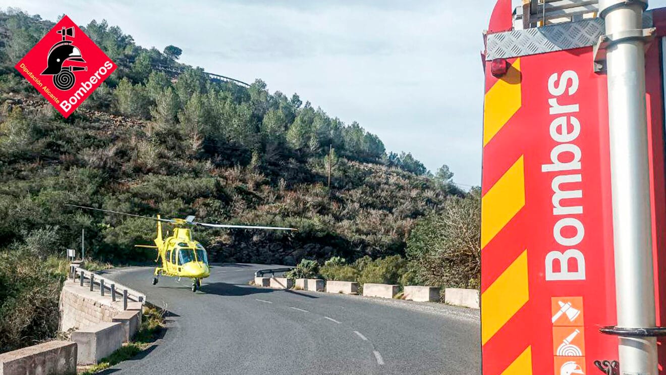 Bomberos rescatan a un ciclista herido en Dénia