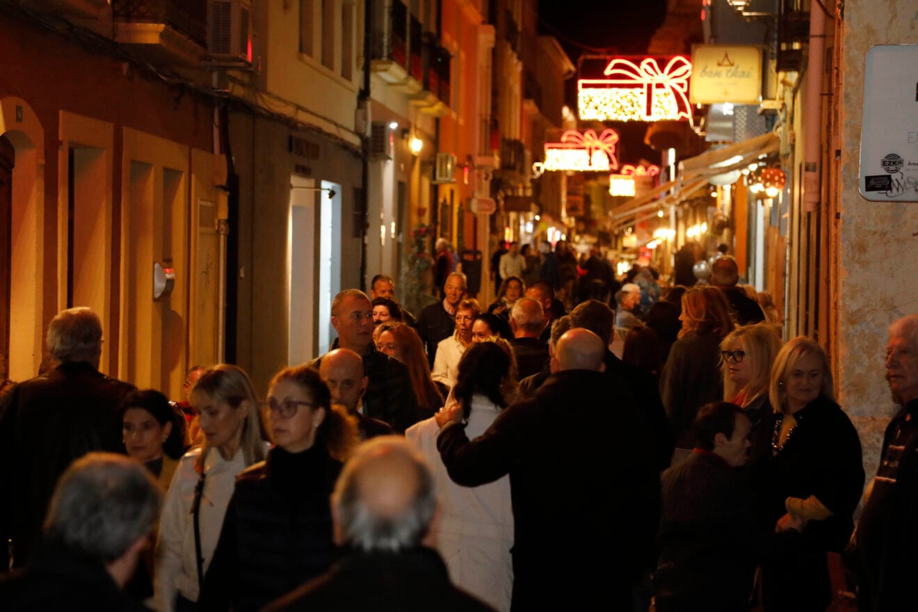 Calle de Dénia abarrotada de gente durante las fiestas