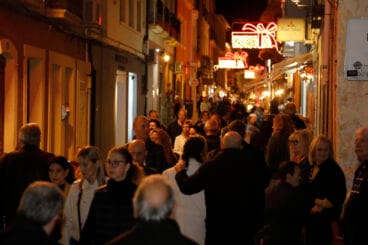 Calle de Dénia abarrotada de gente durante las fiestas
