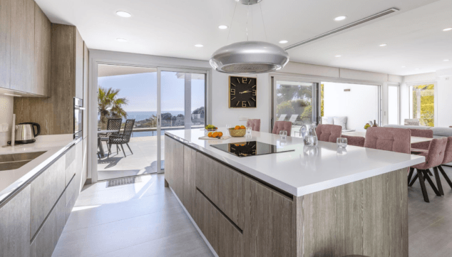 cocina con vistas al mar totalmente equipada