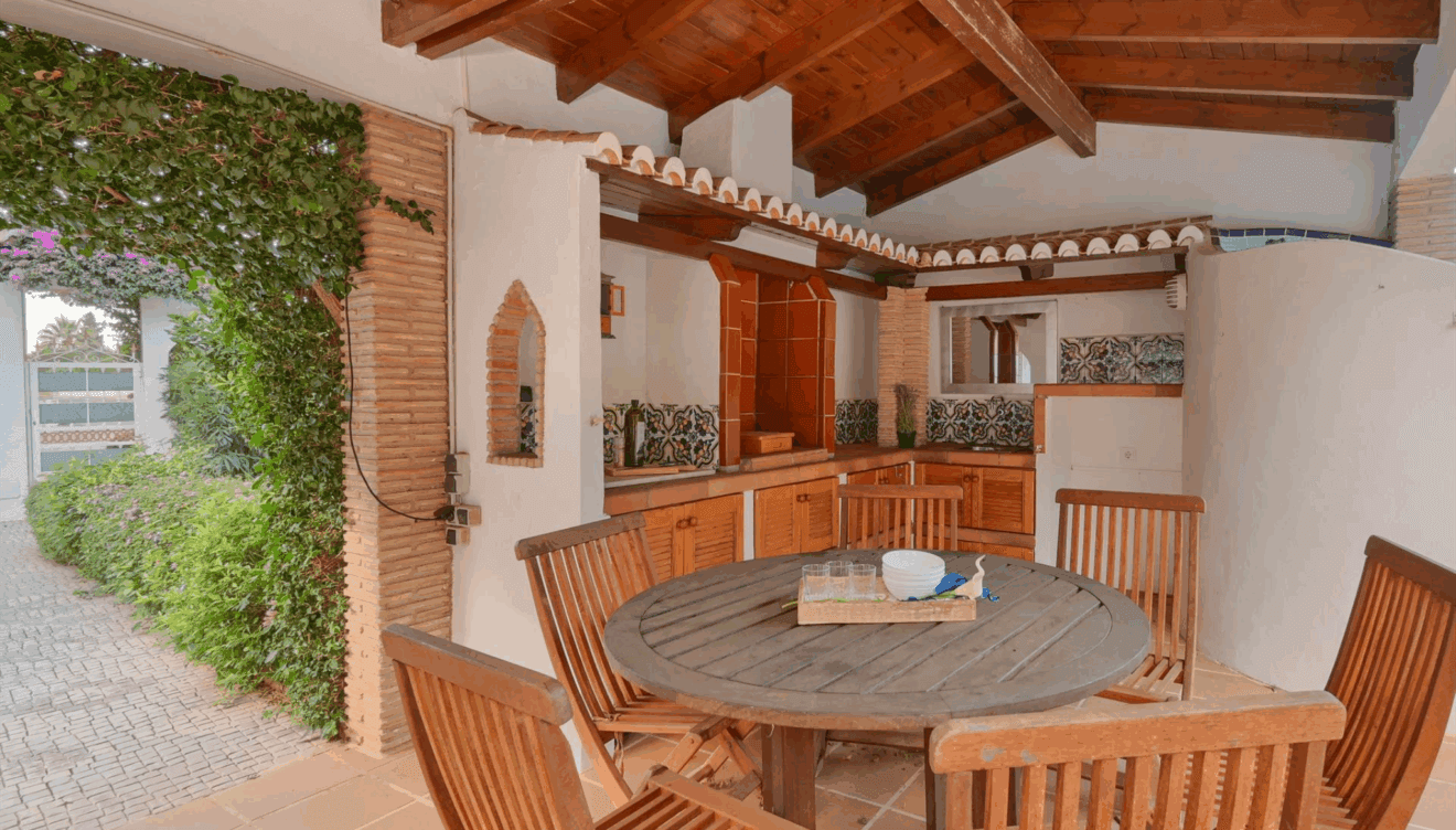 Cocina exterior perfecta para reuniones al aire libre