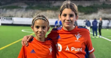 dania salva junto a su companera alexandra en un entrenamiento de la seleccion