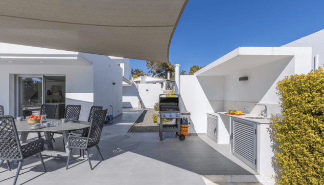 disfruta de una buena barbacoa en la terraza de casa del mar