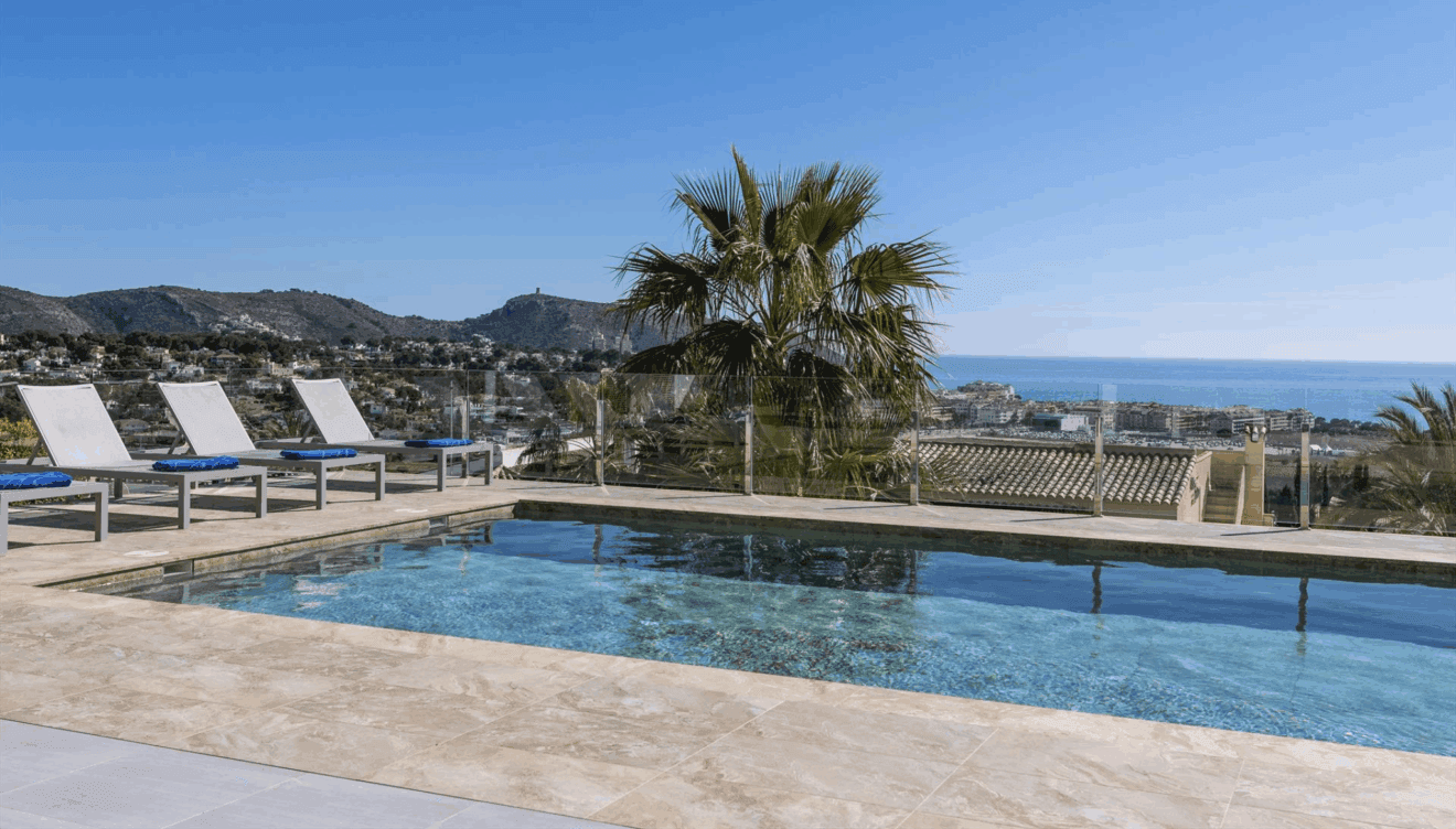 Diviértete y disfruta en esta terraza con vistas al Cap d'Or