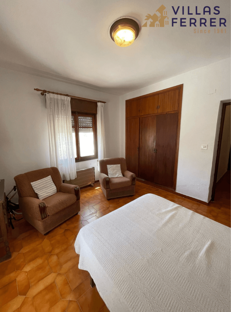 Dormitorio luminoso con gran potencial de renovación