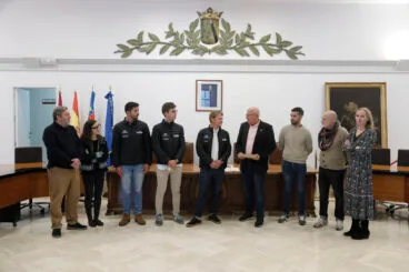 El Ayuntamiento de Dénia recibe a Álex Pella y su tripulación