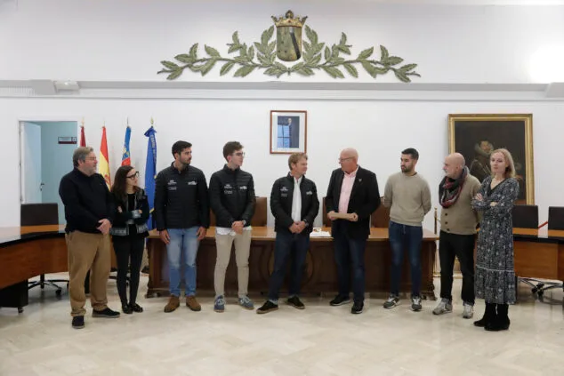 El Ayuntamiento de Dénia recibe al navegante Álex Pella y su tripulación tras su último logro 1 Imagen: El Ayuntamiento de Dénia recibe a Álex Pella y su tripulación
