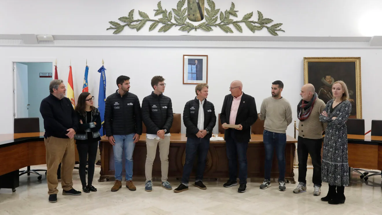El Ayuntamiento de Dénia recibe a Álex Pella y su tripulación dest