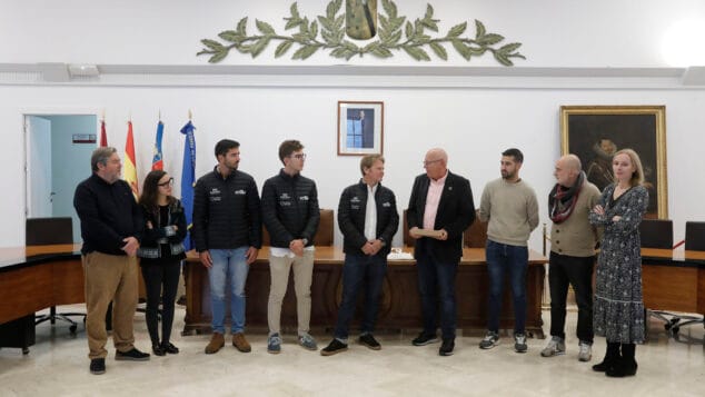 el ayuntamiento de denia recibe a alex pella y su tripulacion dest