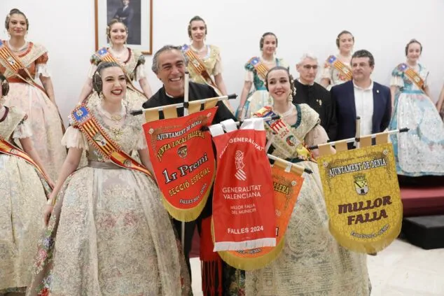 Bild: Übergabe des ersten Preiswimpels der Fallas von Dénia 2024