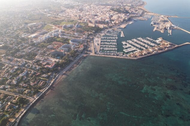 fotografia aerea del acceso a denia desde les rotes