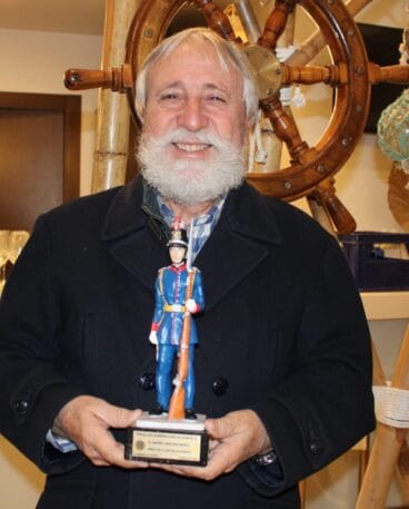 Gabriel Martínez recibe el galardón del primer alumno del Colegio de Huérfanos de la Guardia Civil