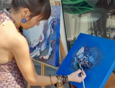 La artista Valeria Oliva con una de sus creaciones