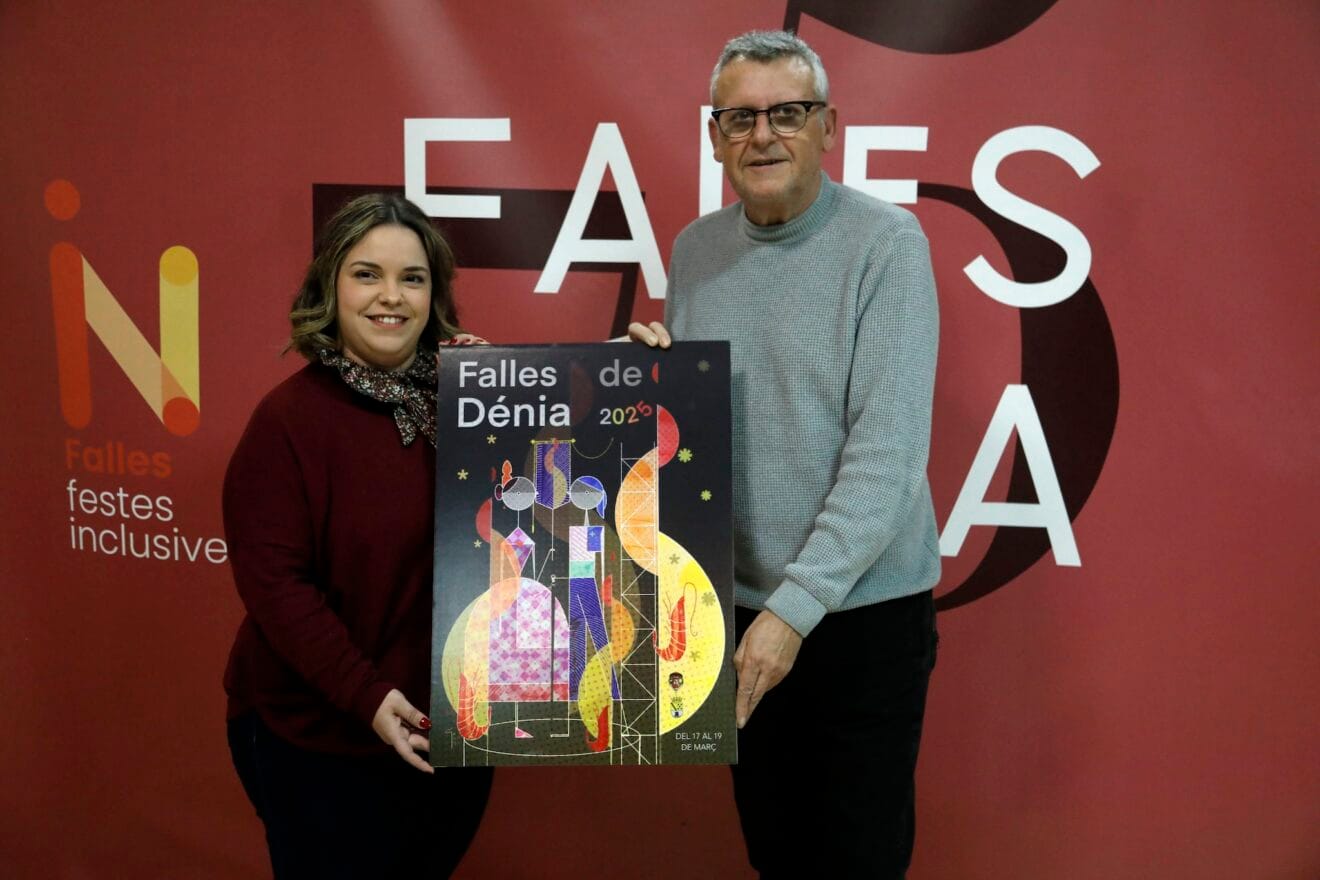 La pregonera 2025 junto al nuevo cartel de las Fallas de Dénia