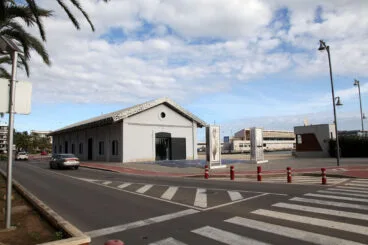 museu de la mar desde la explanada cervantes con el posit detras