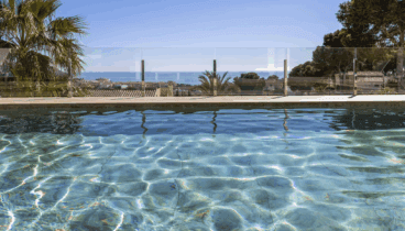 Piscina con vistas al mar mediterráneo