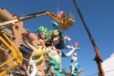 Plantà de uno de los monumentos de las Fallas de Dénia 2024