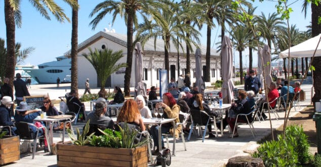 Imagen: Terraza en la zona portuaria de Dénia
