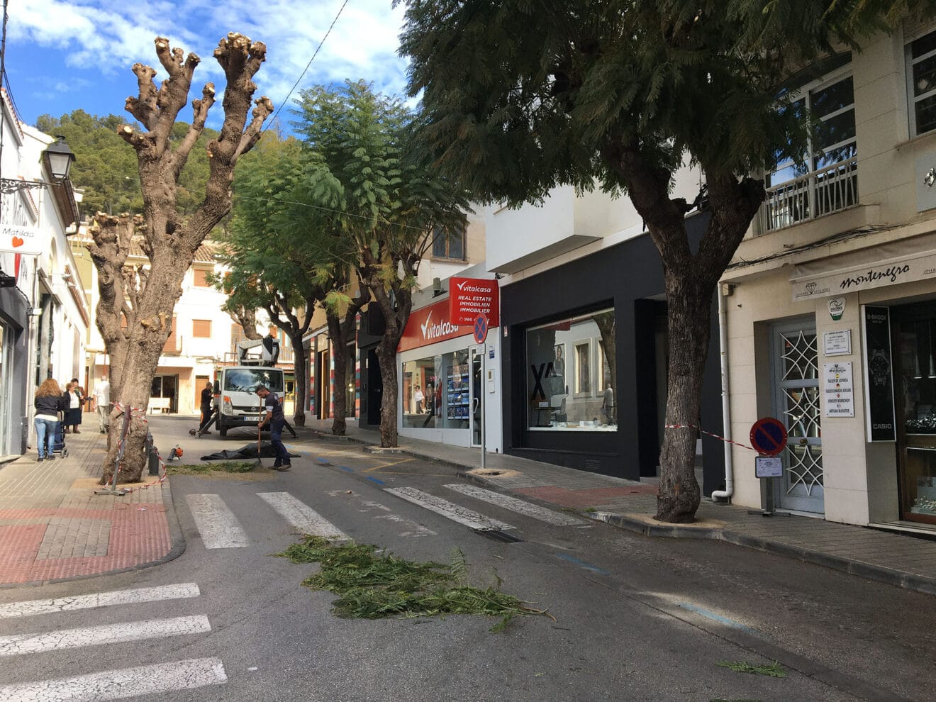 Trabajos de poda en la calle Carlos Sentí (archivo)