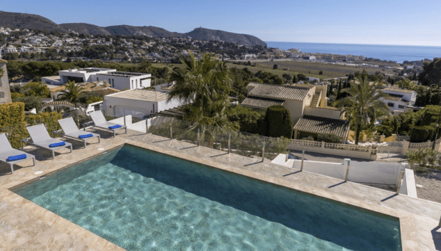 una terraza perfecta para disfrutar de tus vacaciones en moraira