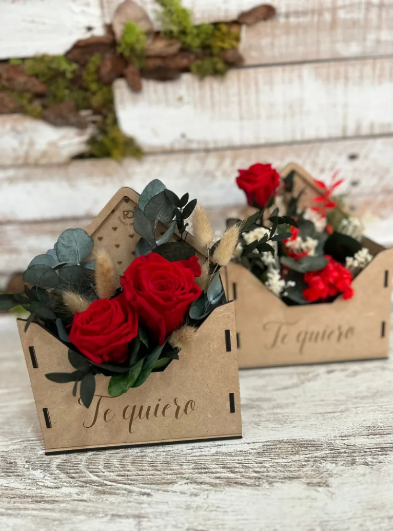 Cajas decoradas con flores: un regalo con elegancia y estilo