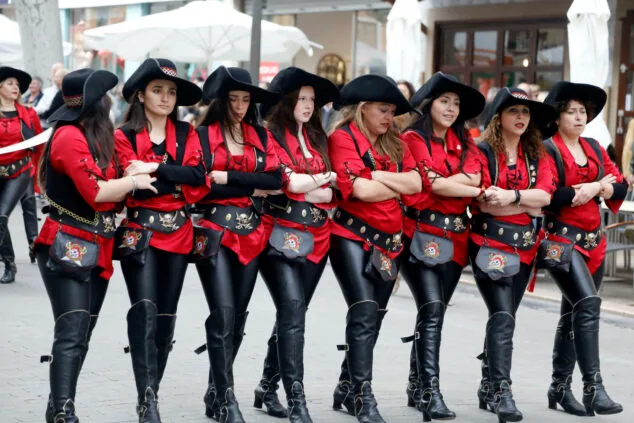 Así se vivió el Mig Any de Moros y Cristianos de Dénia: todas las fotos de las filaes 64 desfiler de mig any de denia 2025 65