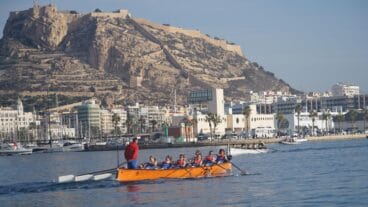 equipo femenino del club rem denia durante la regata