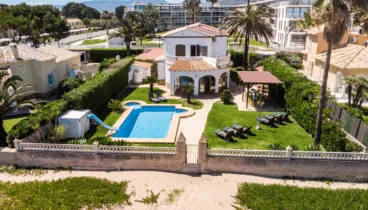 fachada de la villa con acceso privado a la playa