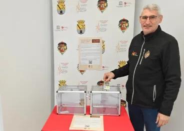 jaume bertomeu en las urnas de votacion de la exposicion del ninot de la fallas de denia
