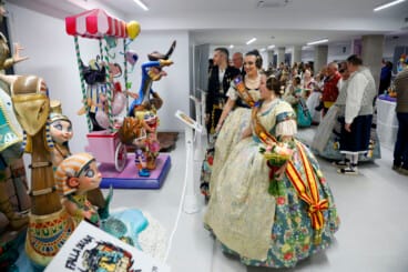Las Falleras Mayores visitando la exposición