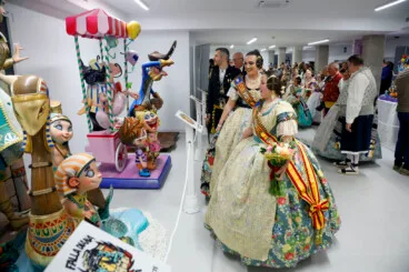 Las Falleras Mayores visitando la exposición