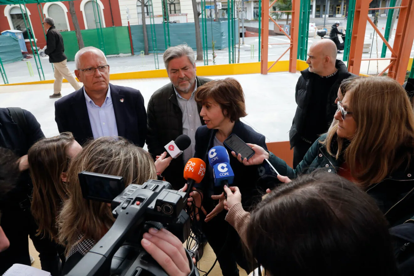 Maria Josep Ripoll atendiendo a los medios