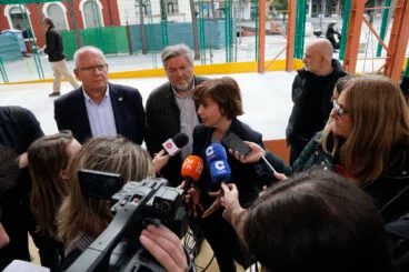Maria Josep Ripoll atendiendo a los medios