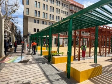 Operarios retirando las vallas de la plaza