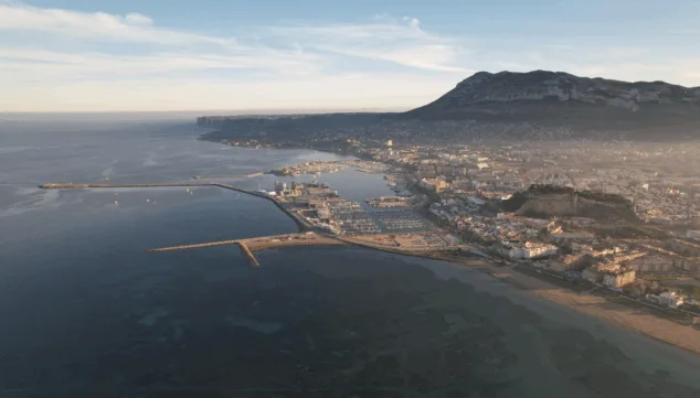 Imagen: Puerto de Dénia con su encanto mediterráneo y ambiente vibrante en el invierno en Dénia