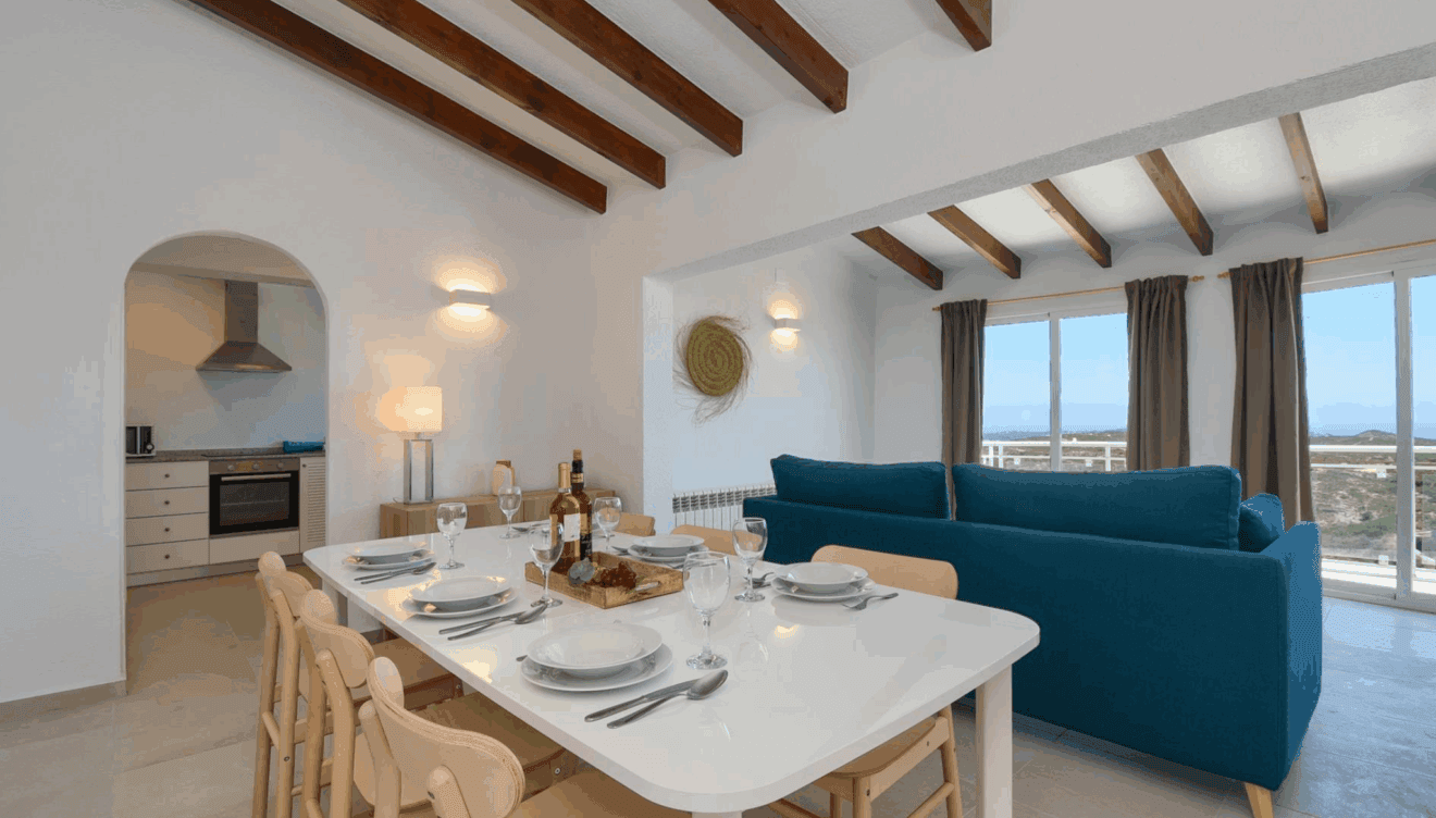 Salón-comedor con tonos neutros y luz natural, conexión con el exterior