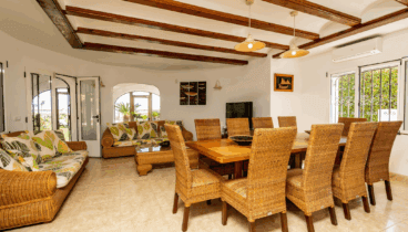 Salón principal con zona de estar y TV