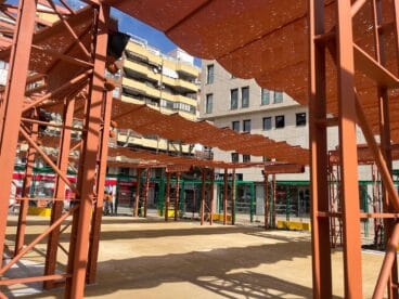 Toldos desplegados de la plaza María Hervás