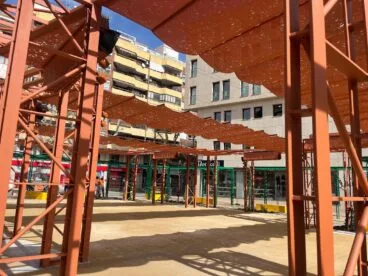 Toldos desplegados de la plaza María Hervás