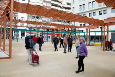 Vecinos disfrutando de la nueva plaza