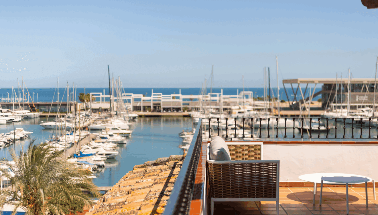 Vistas privilegiadas al puerto y al mar en Dénia en invierno
