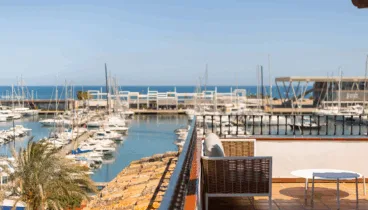 Vistas privilegiadas al puerto y al mar en Dénia en invierno