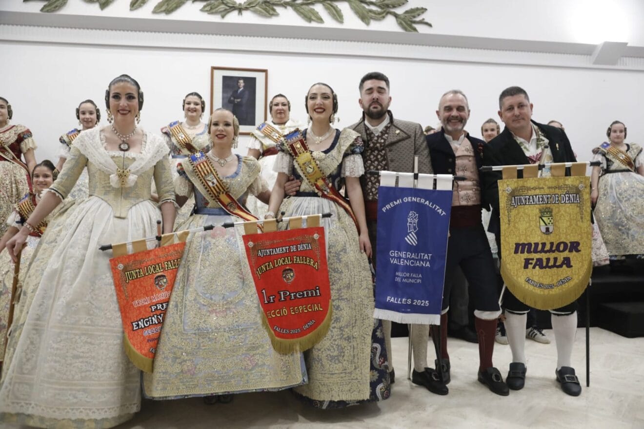 Baix la Mar recogiendo su banderín de Primer Premio