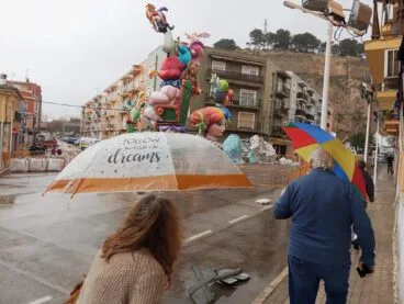 bajo el paraguas para esconderse de la lluvia de las fallas de denia